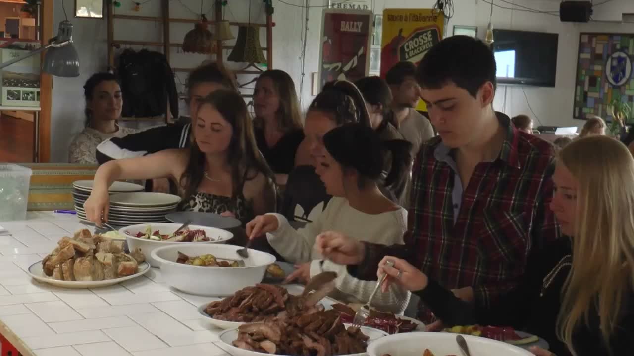 Elever tager mad ved buffeten i skolens spisesal